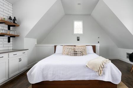 1.5 mile to DT & 12th South: Beautiful Studio