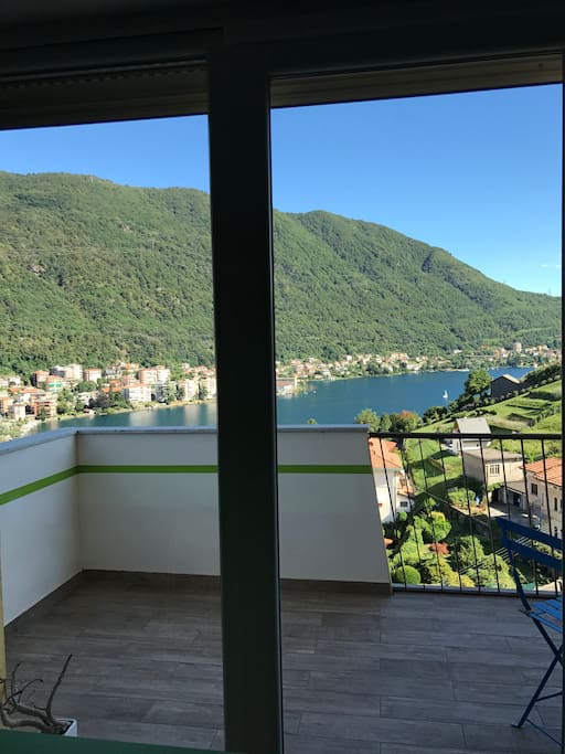 Colazione vista lago