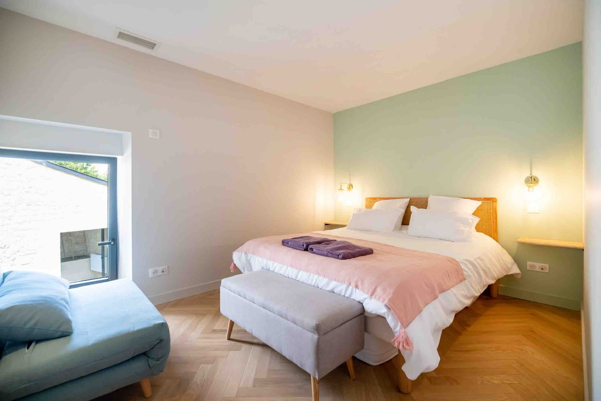 Kjo dhomë ka një krevat dopio dhe një futon me një krevat tek. Një dyshek cilësor vjen në futon për rehati maksimale. 