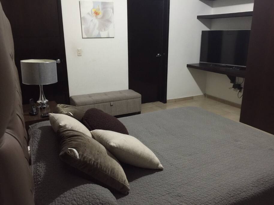 Pantalla 50" con cable, Netflix . Cama cómoda con blancos de temporada. Calefacción