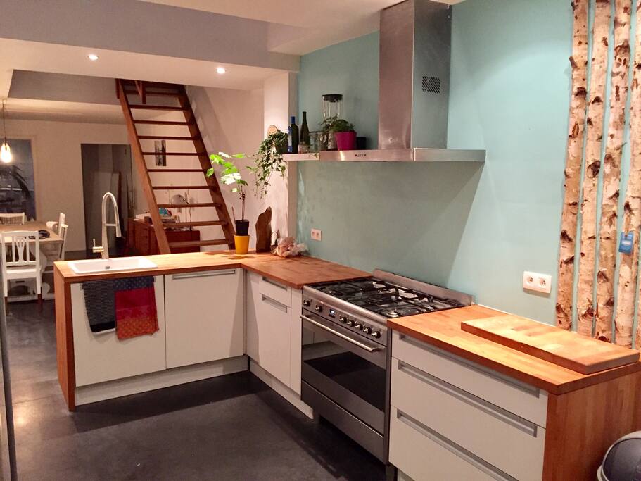 Leuke open leuken met gasvuur en makkelijke communicatie met diningroom en living op het eerste