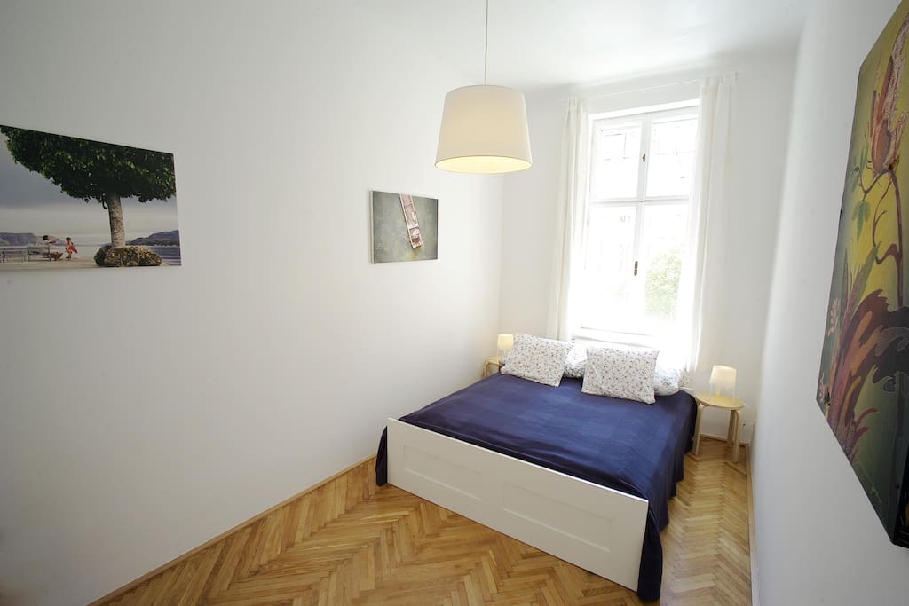 freundliches Schlafzimmer mit großem Doppelbett