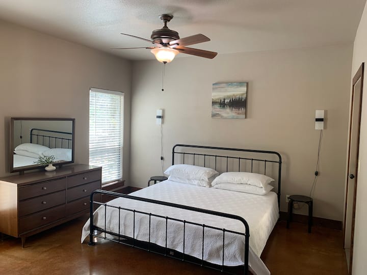 主卧配备2米宽双人床，可通往后门廊。附带卫生间 