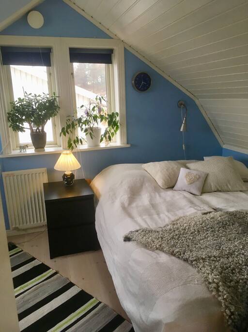 två bäddar rummet har stor balkong med fin utsikt