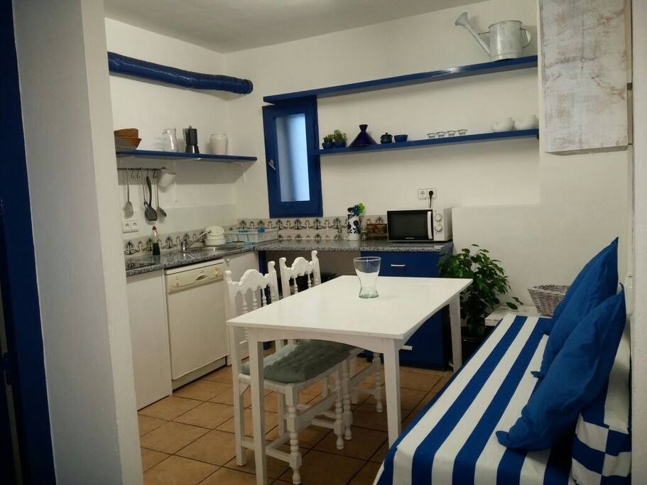 cuisine , lave vaisselle, lave linge, cafetiere italienne, toaster, micro onde, frigidaire..