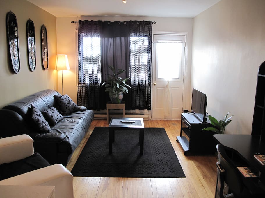 Living room with 40' flat screen & DVD player