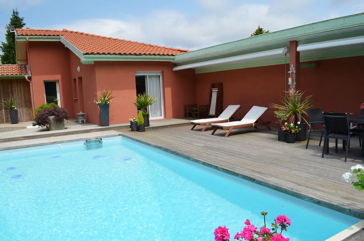 villa avec piscine et plages rumah