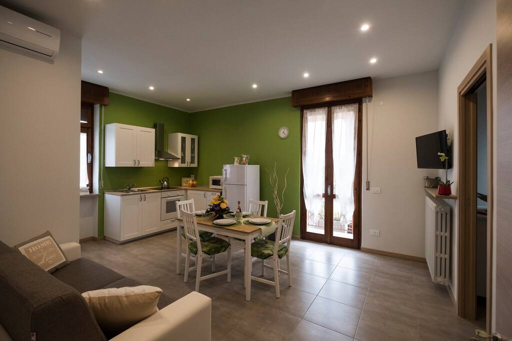Ampia cucina-soggiorno con divano letto e luminoso balcone