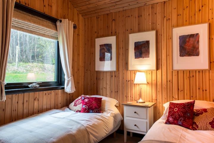 2nd Bedroom - Twin Beds