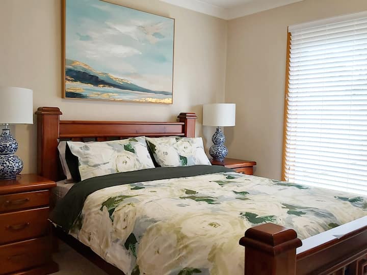 غرفة النوم الرئيسية - سرير بحجم وسط