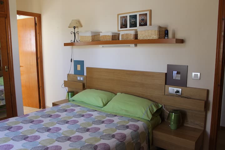 Მთავარი საძინებელი სააბაზანოთი.