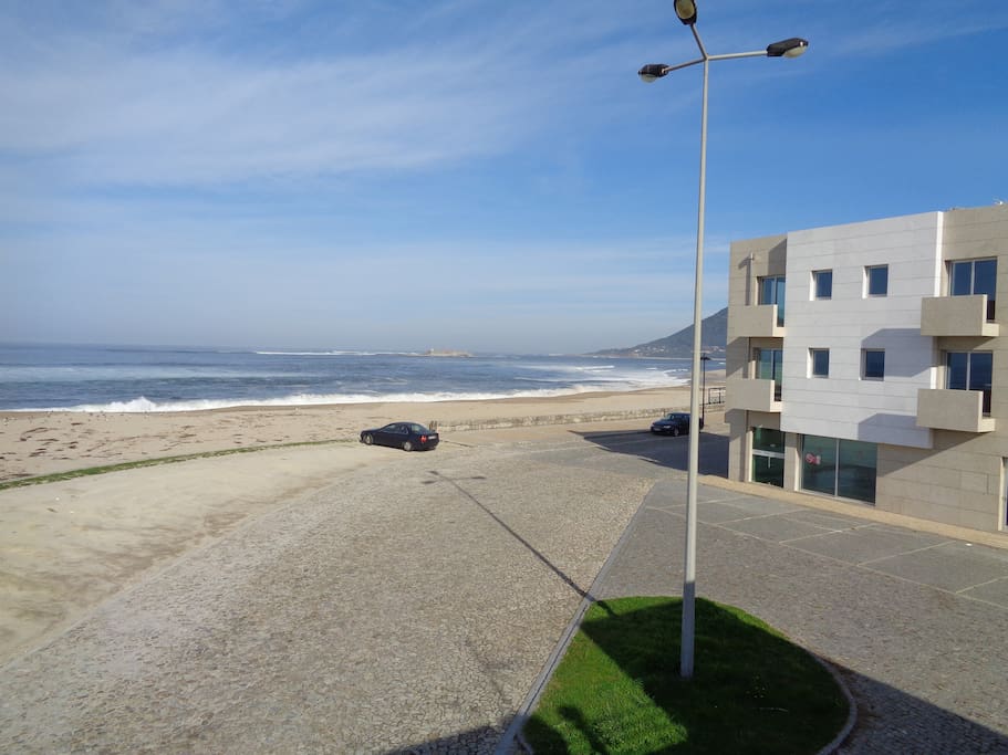 Vista do terraço para a praia e o paredão