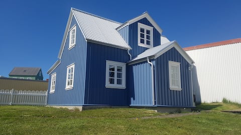 Private and Romantic tiny House downtown w/view.