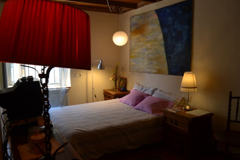 Dormitorio para dos personas. Tienes un hervidor de agua y una variedad de infusiones a tu disposición.