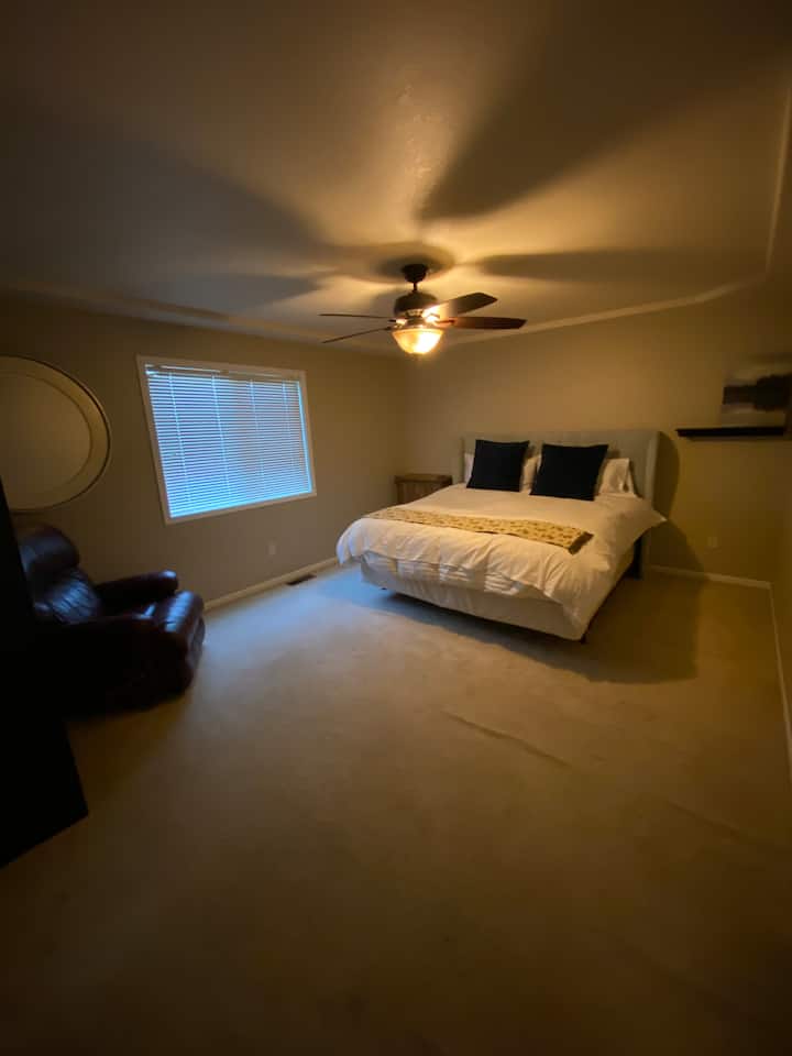 Მთავარი ოთახი დიდი საწოლითა და მოსასვენებელი ოთახით