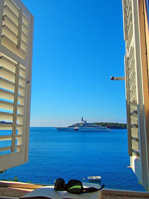 Popular Airbnb listing: Amazing renovated beachfront house! in Lozica