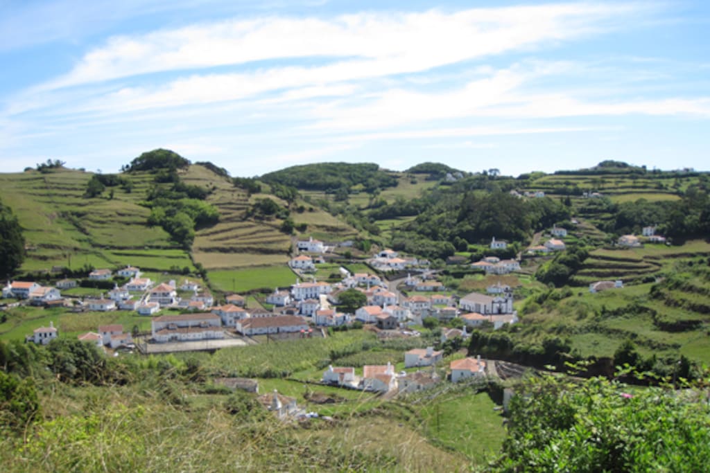 Der Blick von der Terrasse auf das Dorf Santa Barbara.