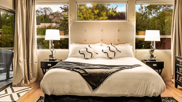 Главниот апартман се наоѓа по ходникот подалеку од другите соби и има директен пристап до терасата.