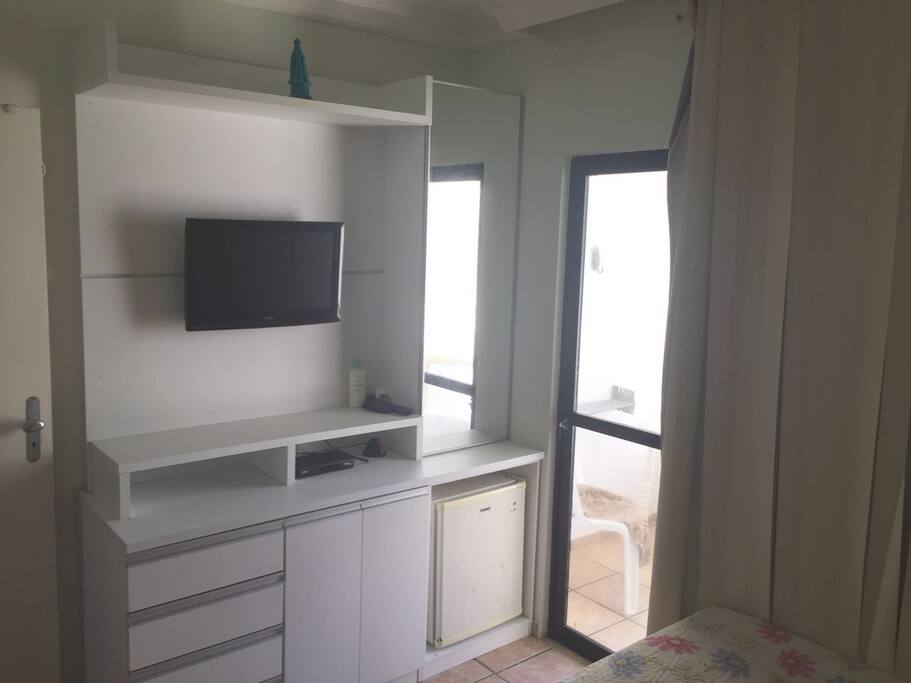 Quarto 1 - Armário de quarto novo. Ar-condicionado.