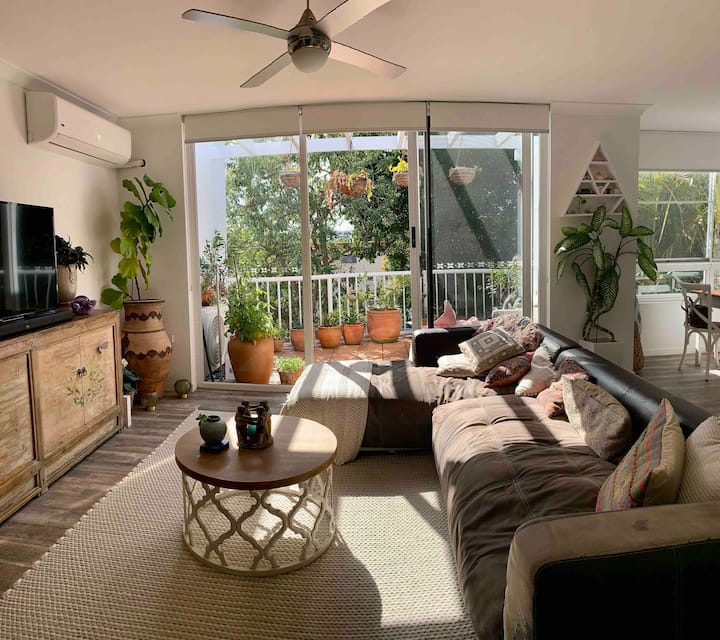 Santorini Villa In Nobby Beach - Gold Coast