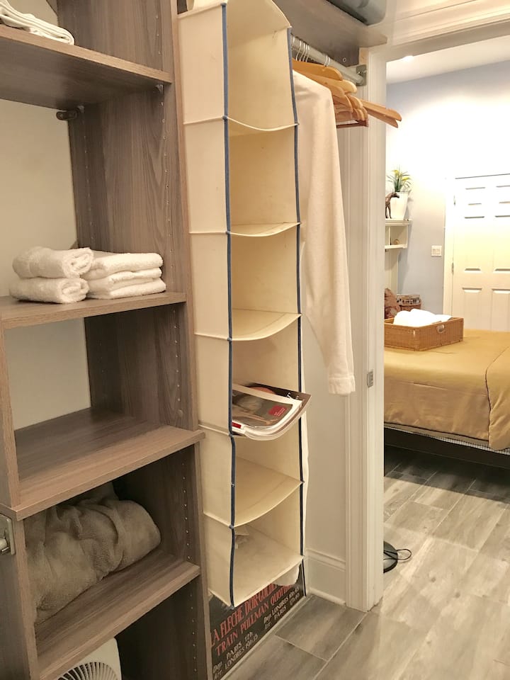 XL Guest Suite w/Private Bath & Entrance +Desk/Gym