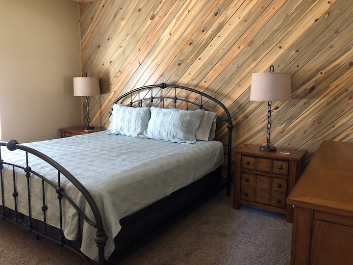 1st Floor King Bedroom