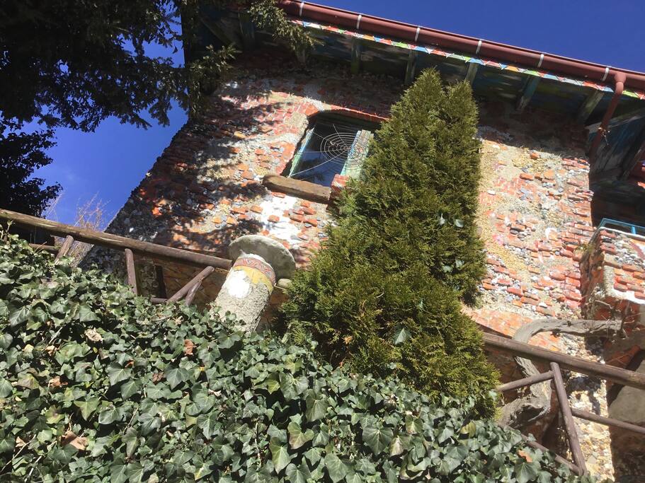 Herzlich willkommen zur casa toscana! ob du das ganze haus buchst für dich und deine freunde oder nur privatzimmer.....? garten, pool, bergola, der kamin draussen zum grillen..... alles steht zu deiner verfügung. Auf was wartest du noch??? Buche casa toscana Und gönne dir ein erlebnis welches du nie vergessen wirst. Ich freue mich auf euch... bis bald!!!