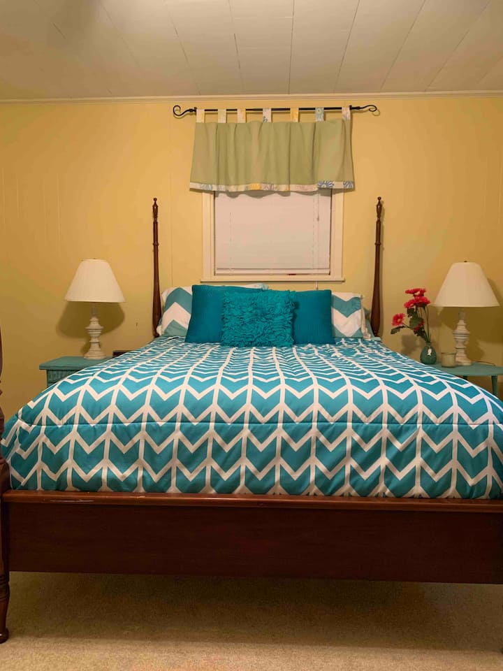 غرفة نوم فيروزية بسرير كوين