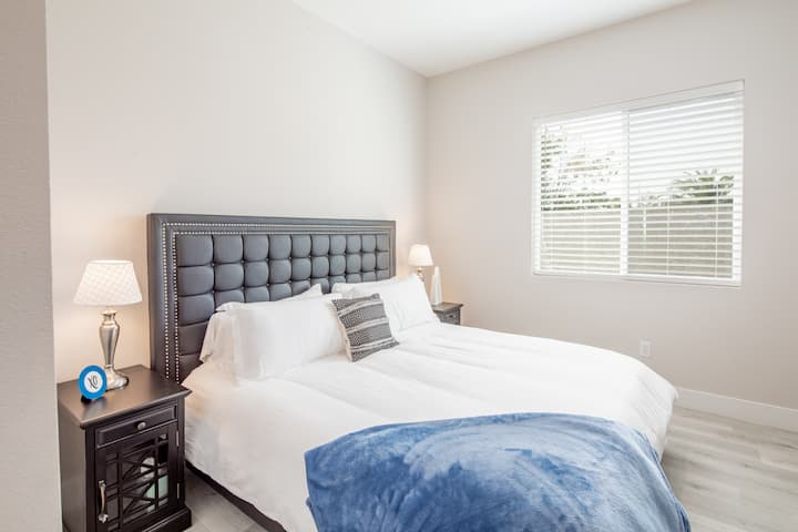 Mini habitación principal con cama king size.