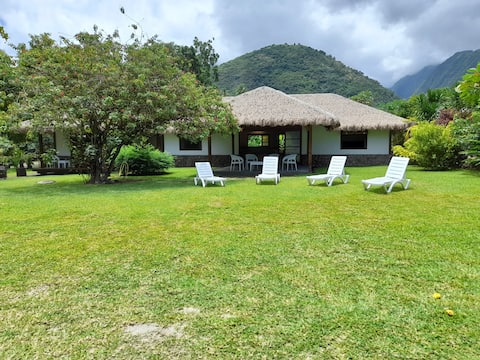 Villa Kahaia: Tahiti by the sea white sand.