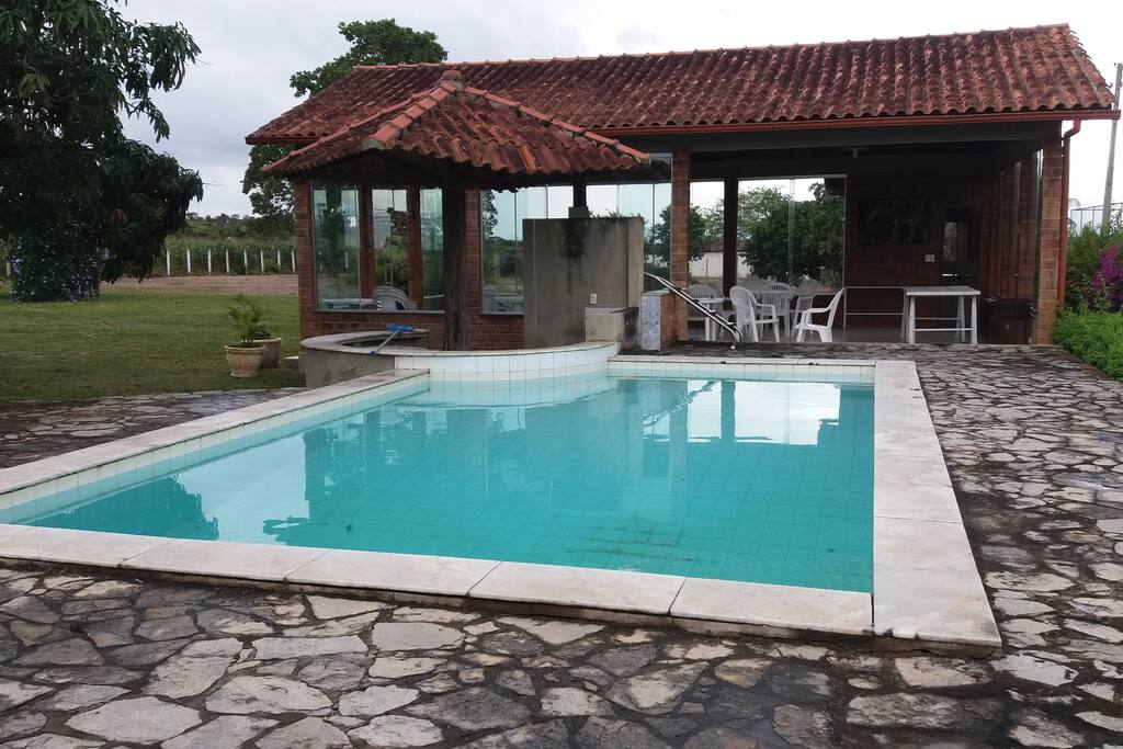 Piscina e area de festas com WC
