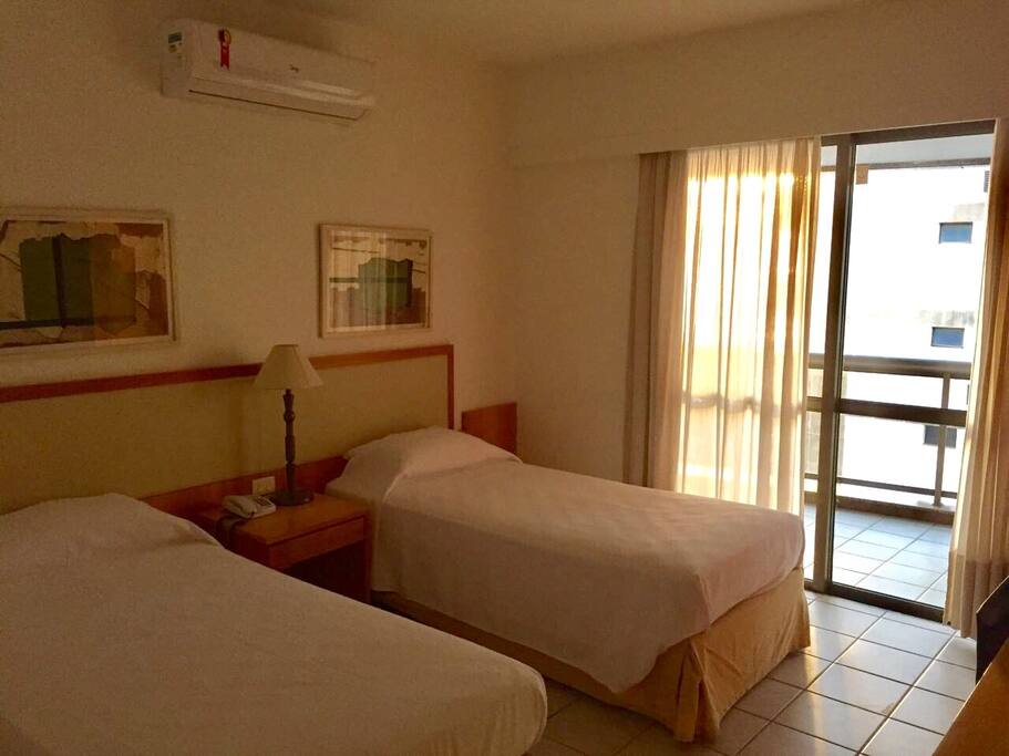 Vista do quarto "The room"