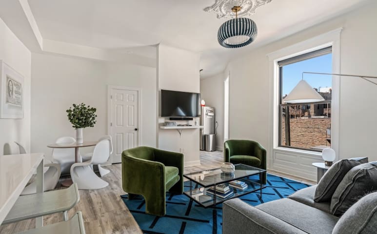 City Living at its Best: 2-BR in Lincoln Park
