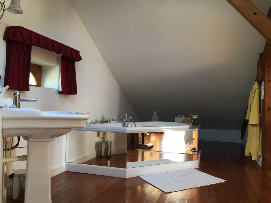 la salle de bain ouverte sur la chambre