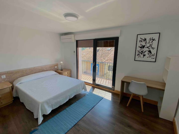 חדר עם מרפסת, קומה שנייה.