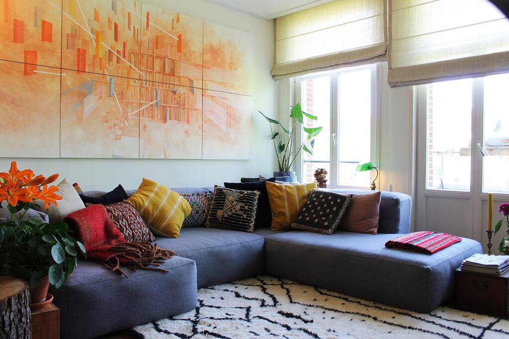 Living area with large lounge bank and a nice balcony overlookig the canals