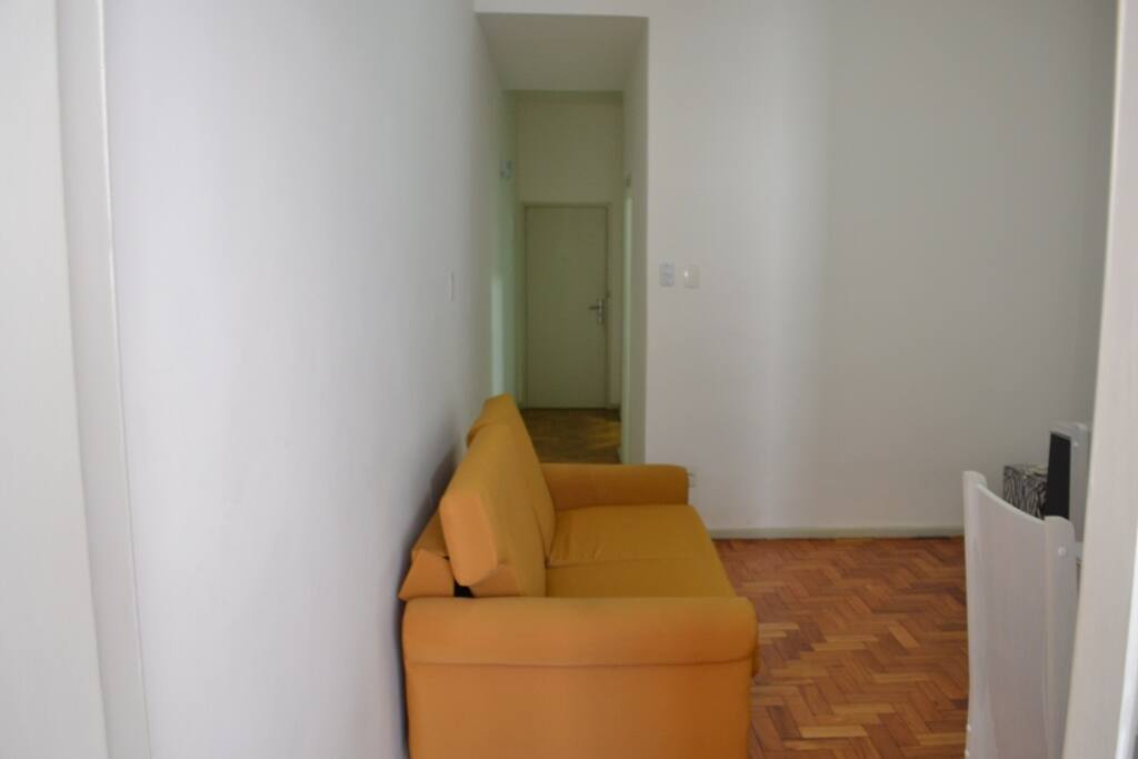 sofá-cama, que fica localizado na sala