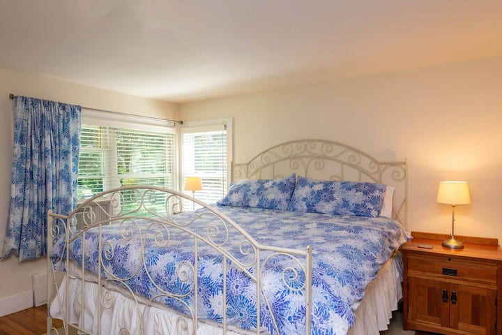 Chumba kikuu cha kulala chenye kitanda cha ukubwa wa king.  Kabati kamili na televisheni.  A/C katika vyumba vyote vya kulala.