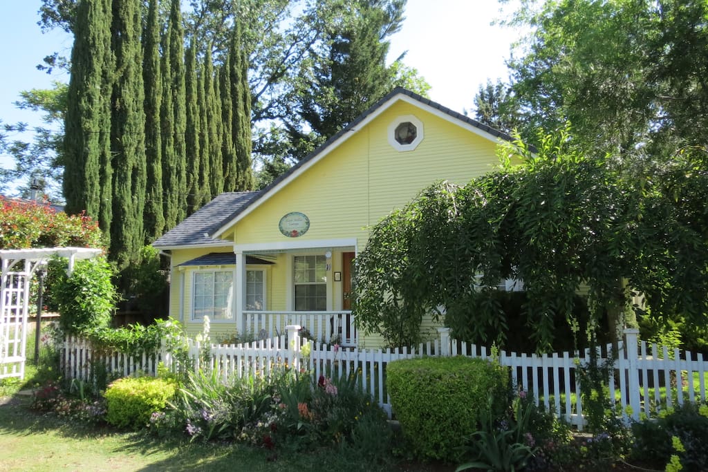 Little Yellow Cottage Houses for Rent in Murphys, California, United