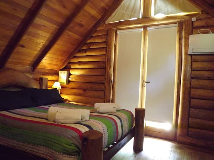 Dvojposteľová izba s klimatizáciou a zatemňovacími závesmi