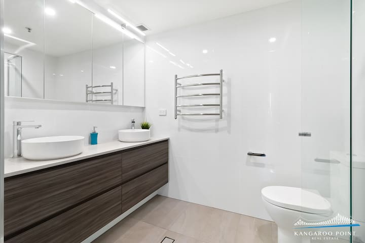 Spacious Three Bedroom Unit with Parking & Wifi gallery image 2