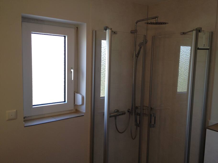 Das neue Bad mit Fenster und Regendusche