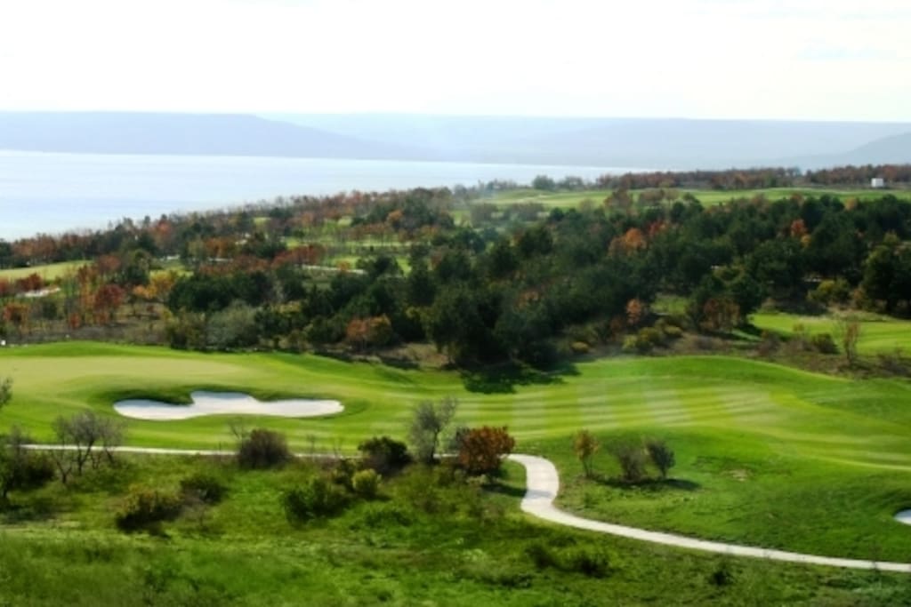 Pole golfowe Lighthouse z widokiem na Morze Czarne.