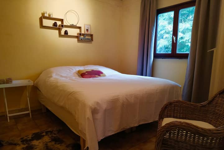 მთავარი საძინებელი ფართო და კომფორტული საწოლით (სიგანე 160 სმ)