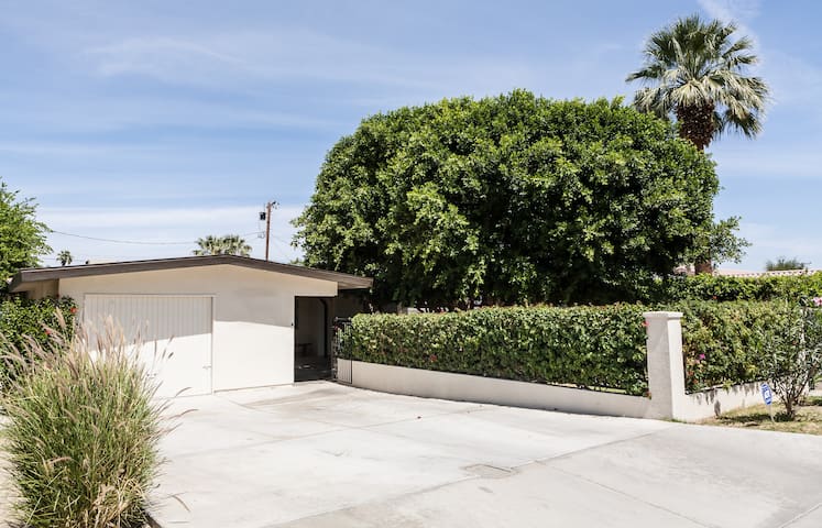 Studio w/ full bath. Priv. Entrance