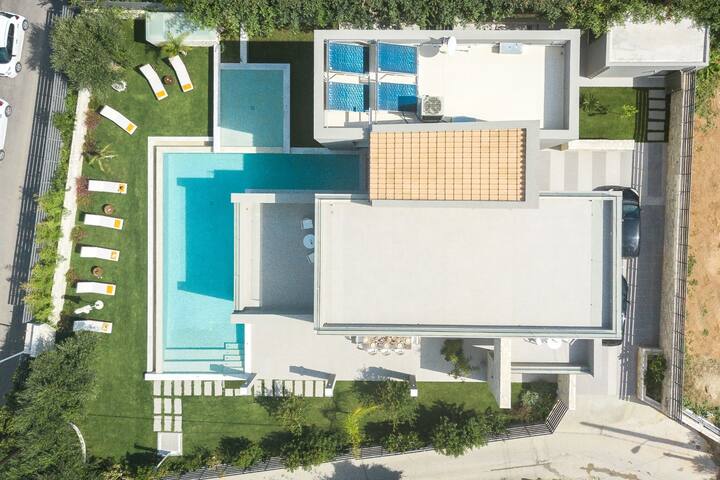 200mt to beach★Heathed Pool with Hydromassage ★BBQ gallery image 2