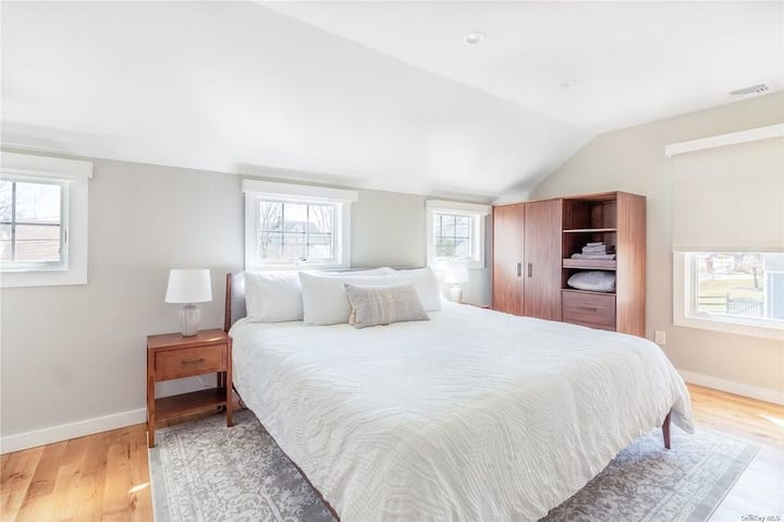 主卧室包括一张全新的混合记忆泡沫加大双人床、独立套房浴室和壁挂式智能电视。