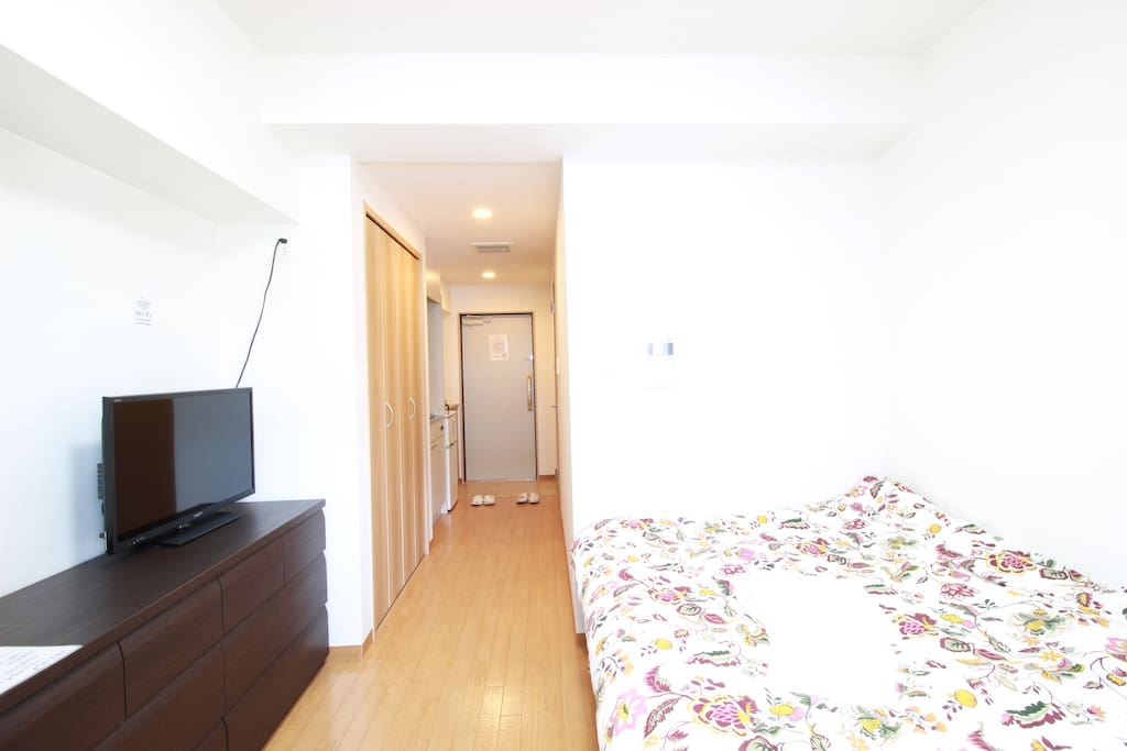 【Bedroom】A double bed, a tv and a desk