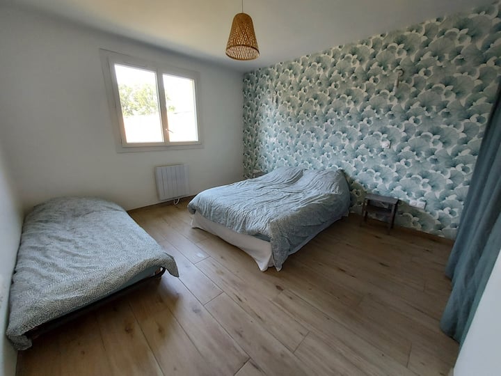 Bedroom 2 : 1 bed 140x190 + 1 bed 80x200 with a dressing room