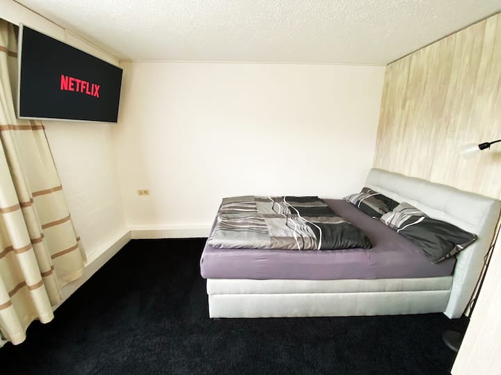 Very cozy bedroom with queen size bed and Netflix / Cozy sleeping room with queen bed and netflix